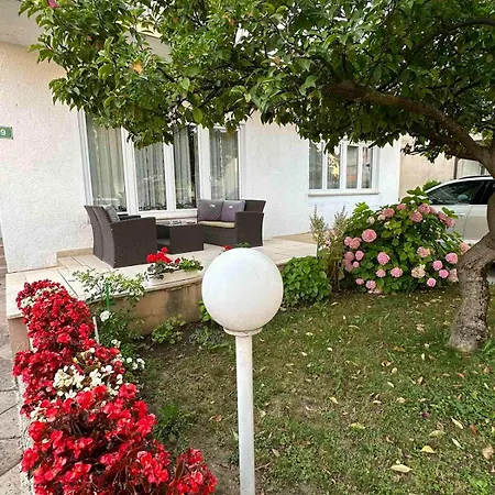 White House 9 * Bihac